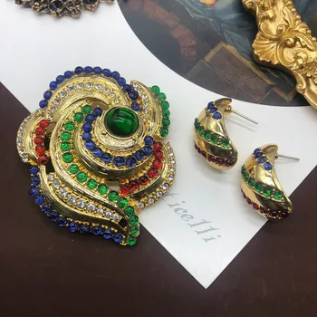 Srednjeveški letnik, ki se najbolje ujemajo zakona vlogo barve draguljev bogat cvet pin nanašanje zlata broška stud uhani obleko